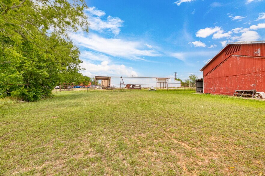 More Photos Of 805 N Magnolia Ave, Luling Flex For Sale