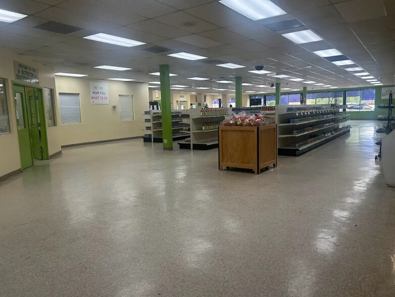 More Photos Of 416 E 43rd St, Chicago Convenience Store For Lease