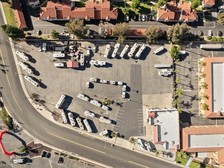 More Photos Of 1313 Rv Center Dr, Colton Auto Dealership For Lease