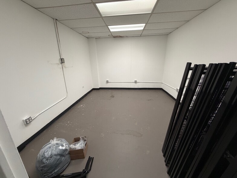 More Photos Of 1400 NE 131st St, North Miami Warehouse For Lease