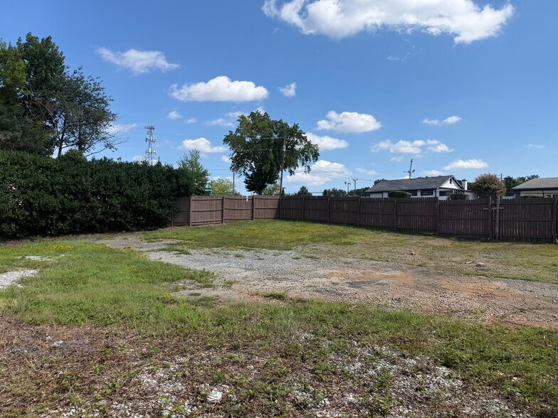 More Photos Of 62 NE Barnes St, Marietta Office For Lease