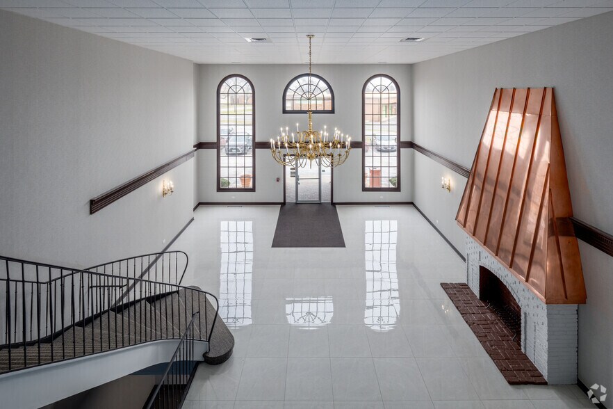 More Photos Of 188 Industrial Dr, Elmhurst Office For Lease