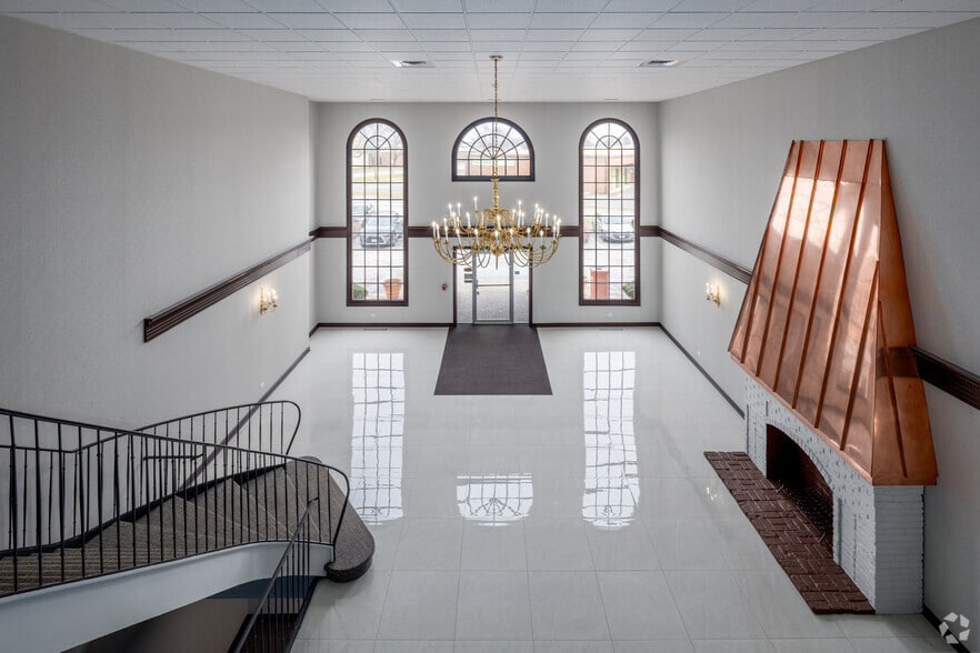More Photos Of 188 Industrial Dr, Elmhurst Office For Lease