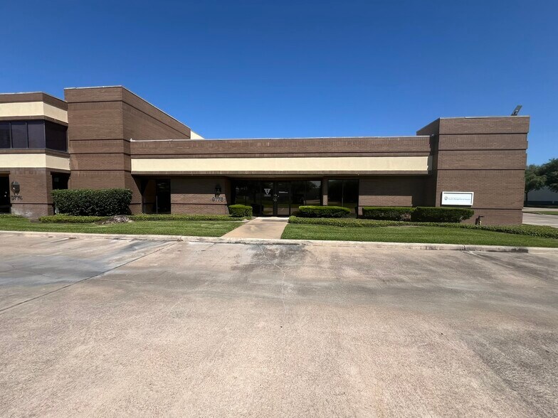 More Photos Of 9776 Whithorn Dr, Houston Showroom For Lease