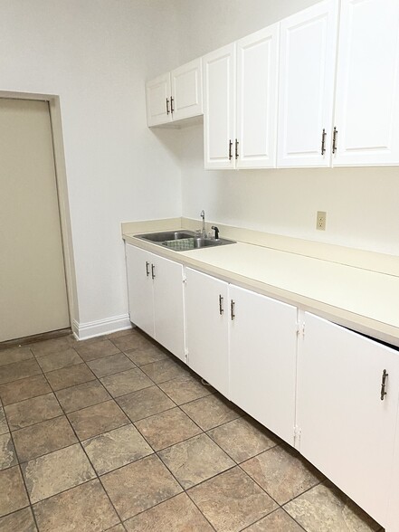 More Photos Of 106 W Washington St, Abbeville Office For Sale