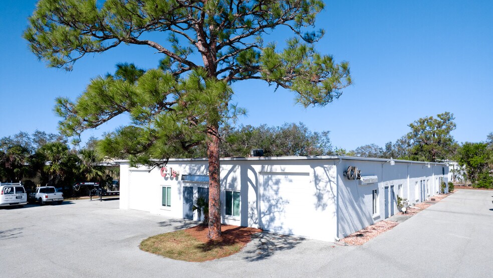 More Photos Of 3015 62nd Ave E, Bradenton Showroom For Sale