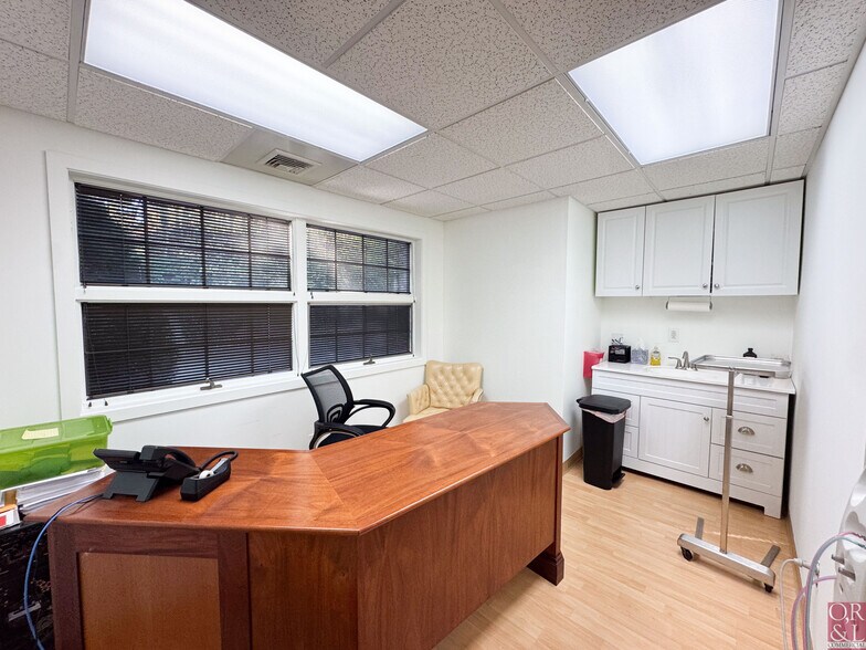 More Photos Of 687 Straits Tpke, Middlebury Medical For Lease