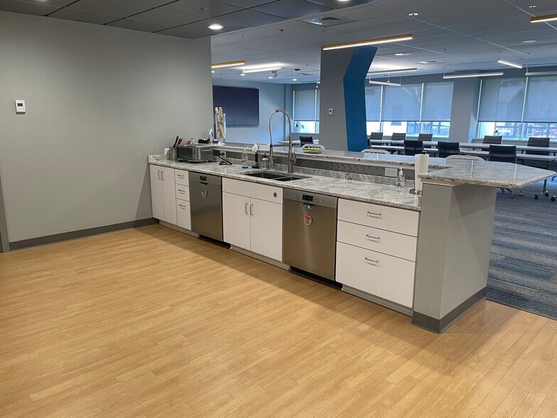 More Photos Of 100 N Queen St, Lancaster Office For Sale