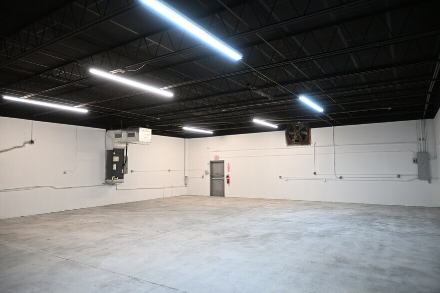 More Photos Of 14401 60th St N, Clearwater Warehouse For Lease
