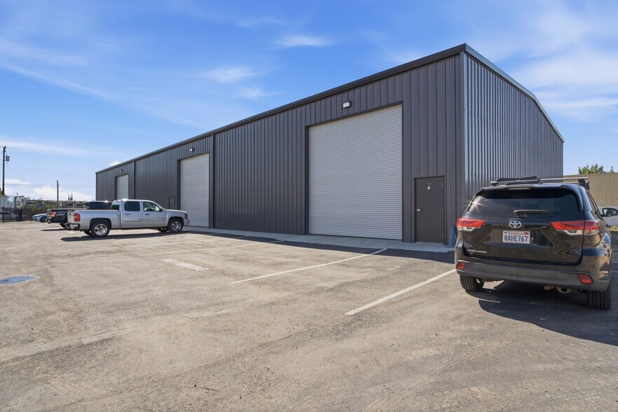 More Photos Of 8217 Lander Ave, Hilmar Flex For Lease