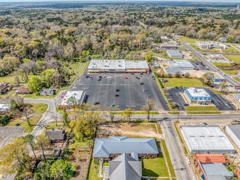 More Photos Of 205 S Elm St, Tuskegee General Retail For Lease