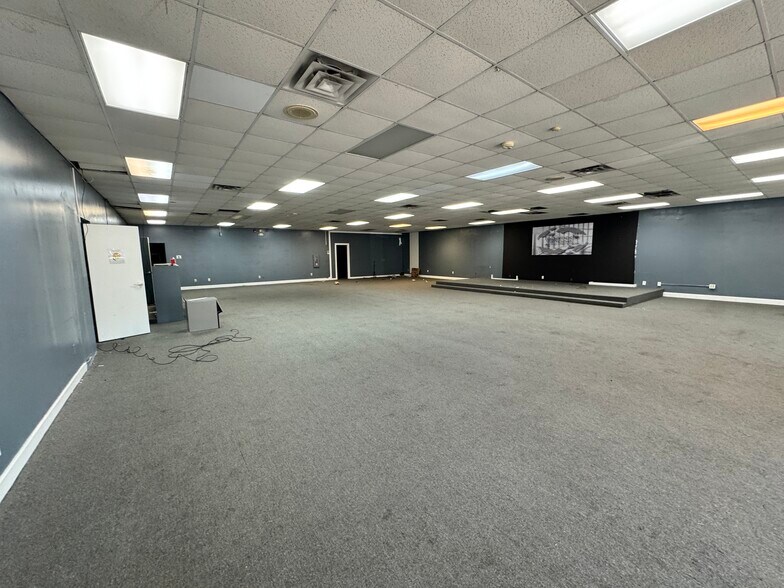 More Photos Of 421 N Gilmer Ave, Lanett General Retail For Sale