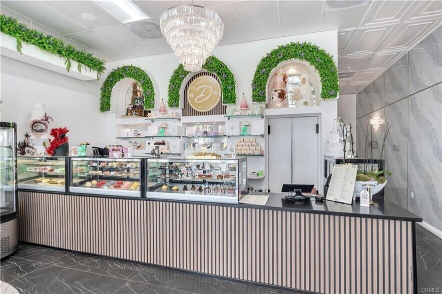 More Photos Of 12930 Ventura Blvd, Studio City Freestanding For Lease