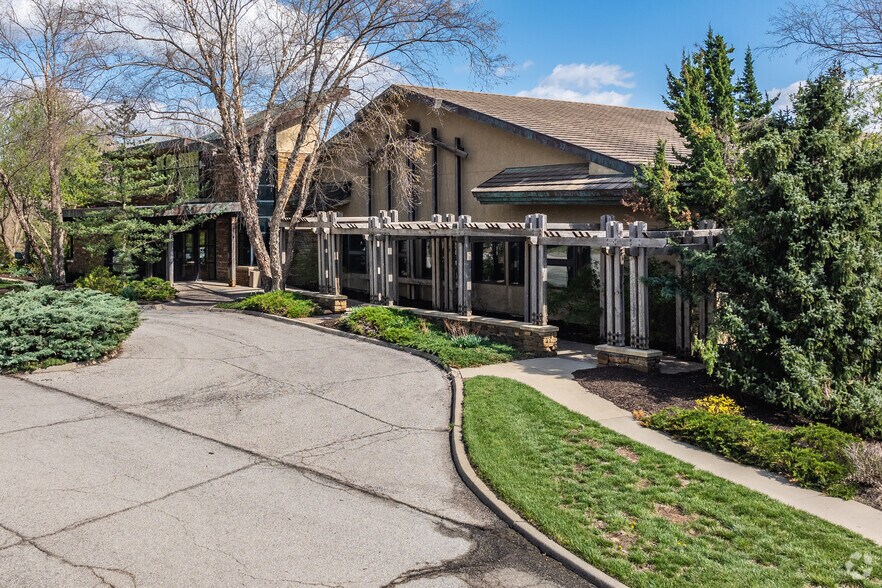 More Photos Of 25501 W Valley Pky, Olathe Unknown For Lease