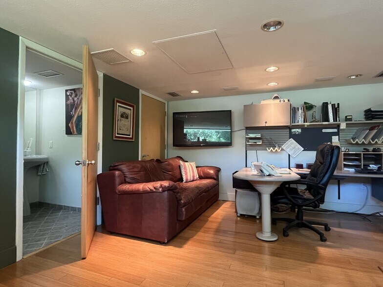 More Photos Of 4717 Swift Rd, Sarasota Medical For Sale