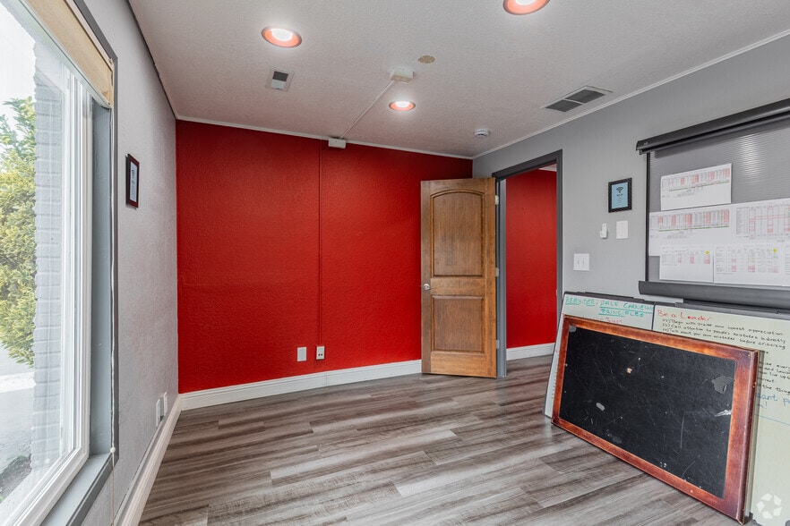 More Photos Of 6823 SW Canyon Rd, Portland Office For Lease