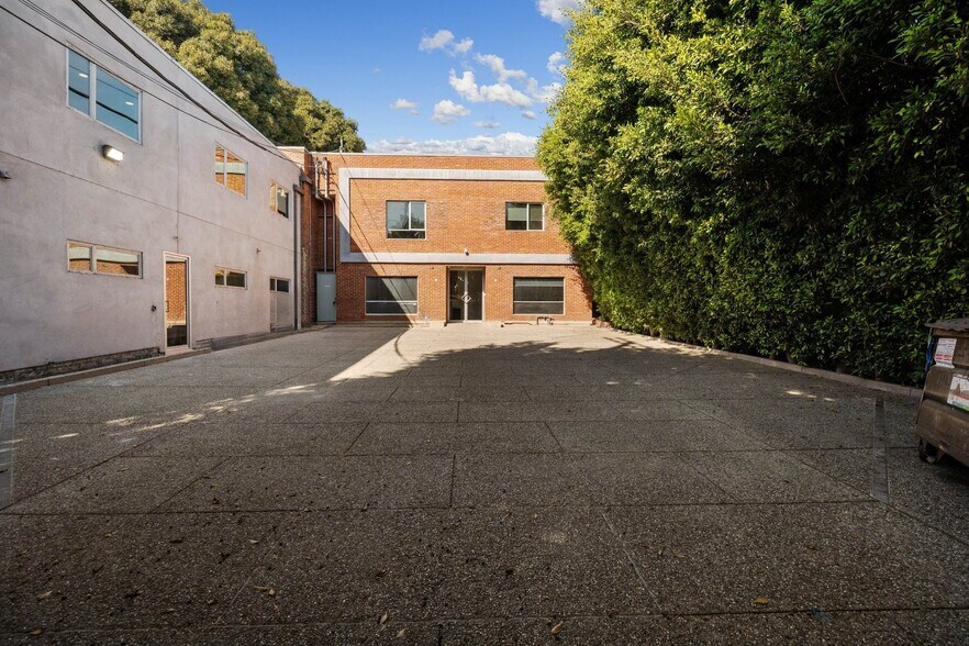 More Photos Of 11333 Iowa Ave, Los Angeles Loft Creative Space For Sale