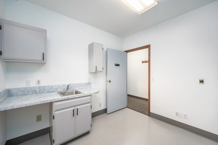 More Photos Of 1336 E Hunter Pl, Moses Lake Office For Sale