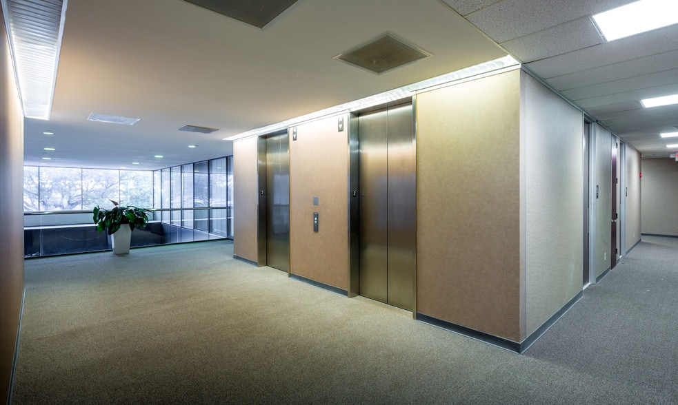 More Photos Of 12600 N Featherwood Dr, Houston Office For Lease