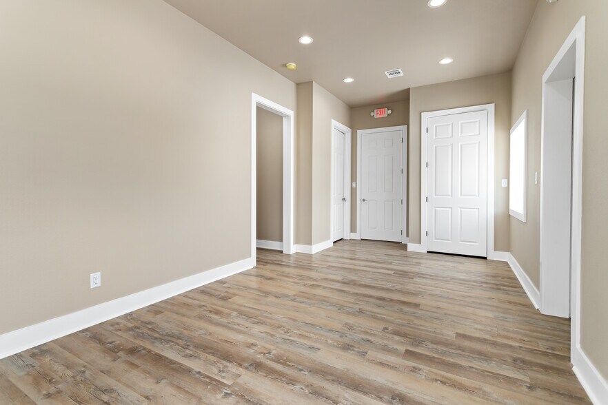 More Photos Of 1750 Cardinal dr, Beaumont Flex For Sale