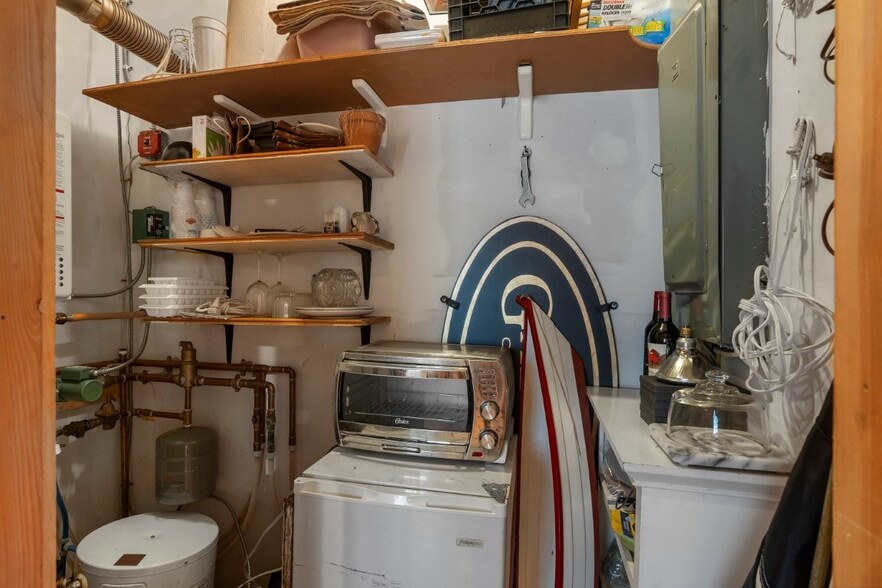 More Photos Of 10 McKown St, Boothbay Harbor Storefront For Sale