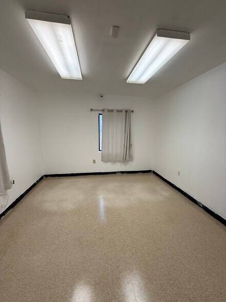 More Photos Of 2215 W Bender Blvd, Hobbs Warehouse For Lease