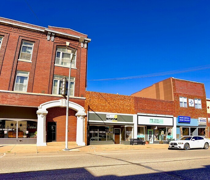 More Photos Of 108 NW 3rd St, Abilene General Retail For Sale