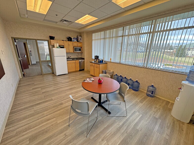 More Photos Of 1595 Thomas Center Dr, Eagan Bank For Lease