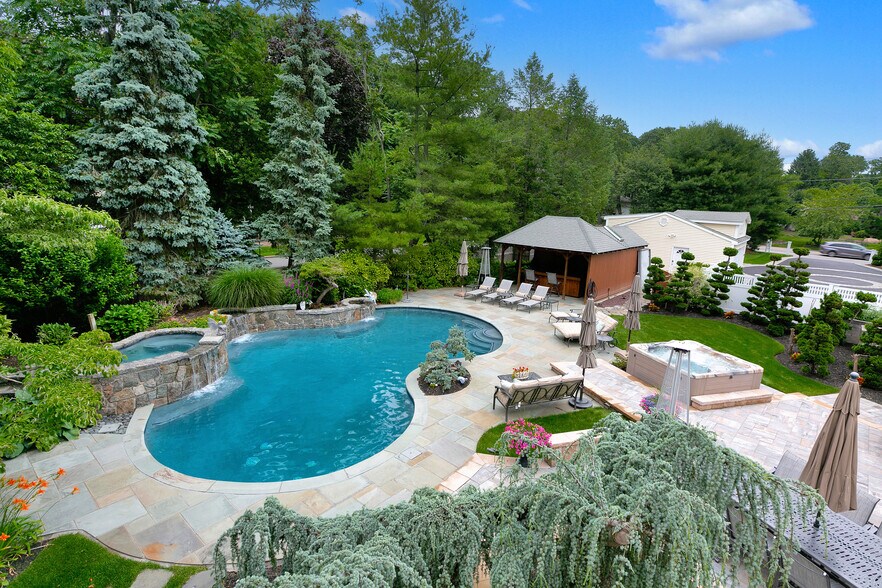 More Photos Of 126 Gnarled Hollow Rd, Setauket Office Residential For Sale