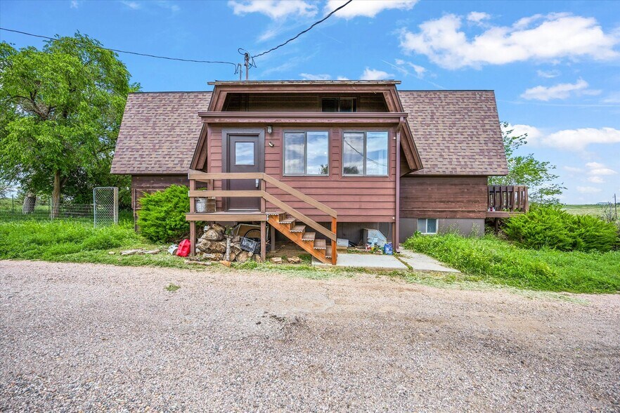 More Photos Of 1335 S Kio St, Watkins Veterinarian Kennel For Sale