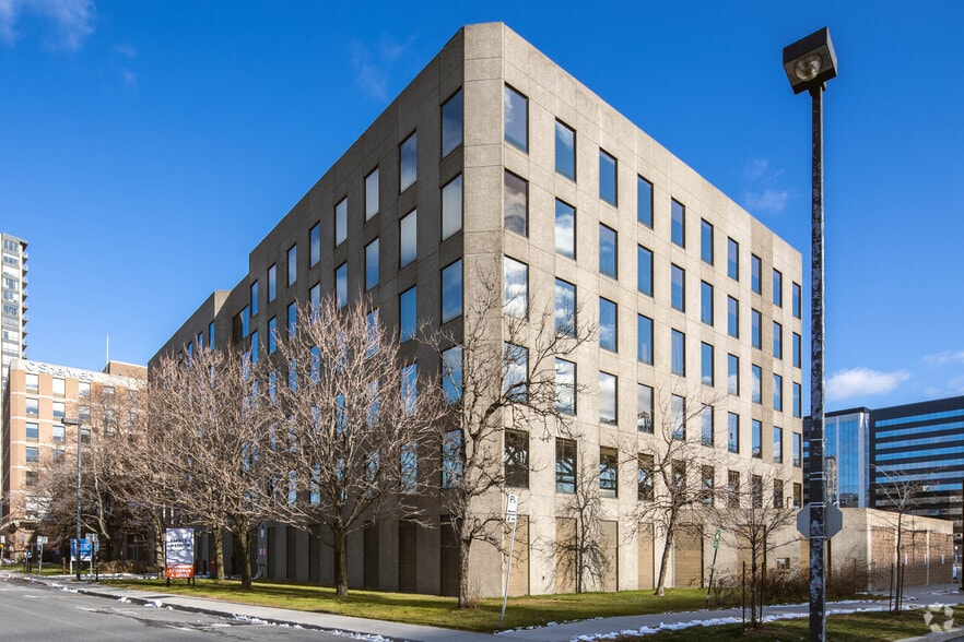More Photos Of 1010 Rue de Sérigny, Longueuil Unknown For Lease