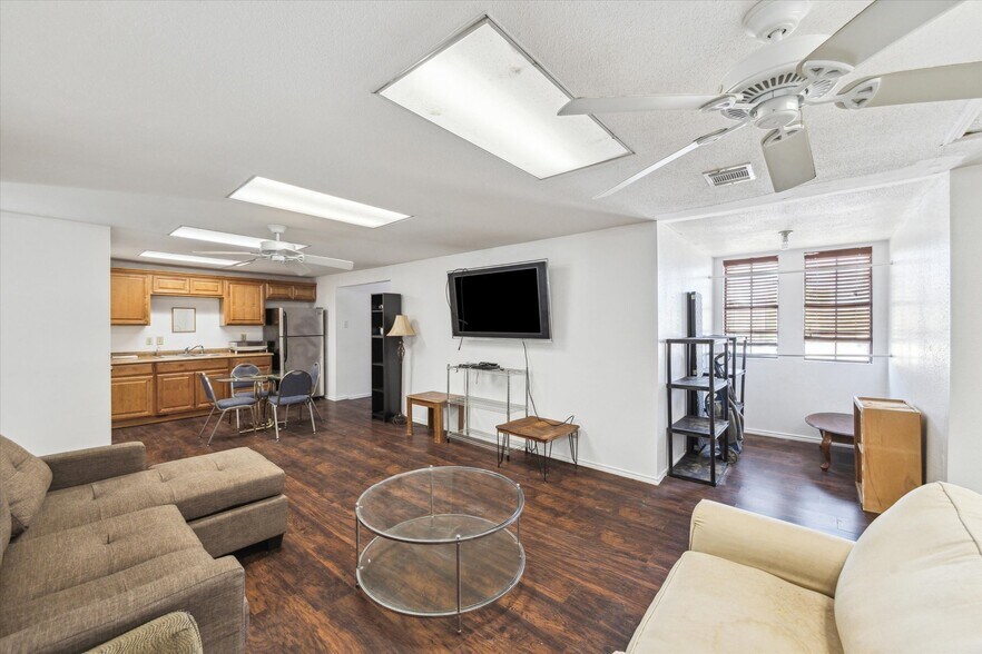 More Photos Of 6910 Bellaire Blvd, Houston Office For Sale