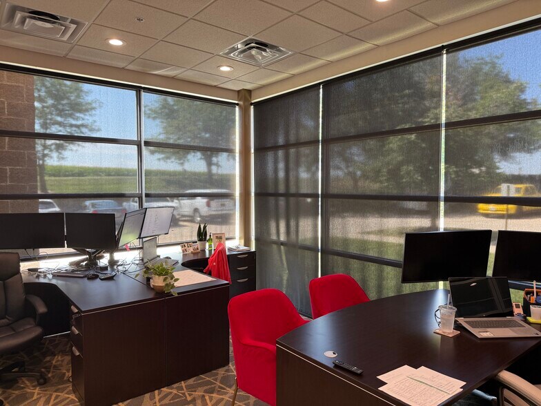 More Photos Of 2665 SE Oak Tree Ct, Ankeny Light Distribution For Lease