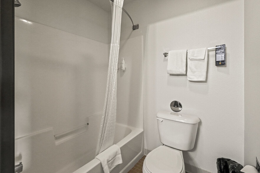 More Photos Of 726 S Lake Ave, Phillips Hotel For Sale