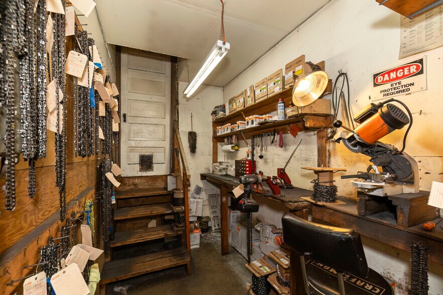 More Photos Of 901 Bay St, Port Orchard Storefront For Sale