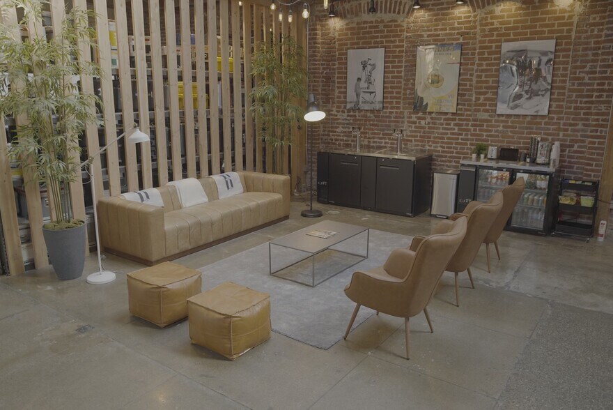 More Photos Of 3921 W Jefferson Blvd, Los Angeles Flex For Lease