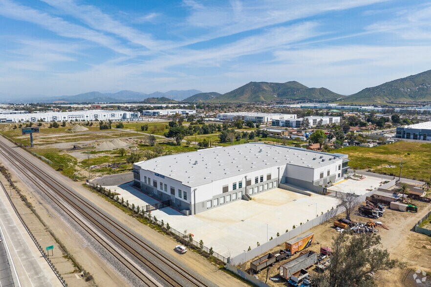 More Photos Of 16288 Boyle Ave, Fontana Warehouse For Lease
