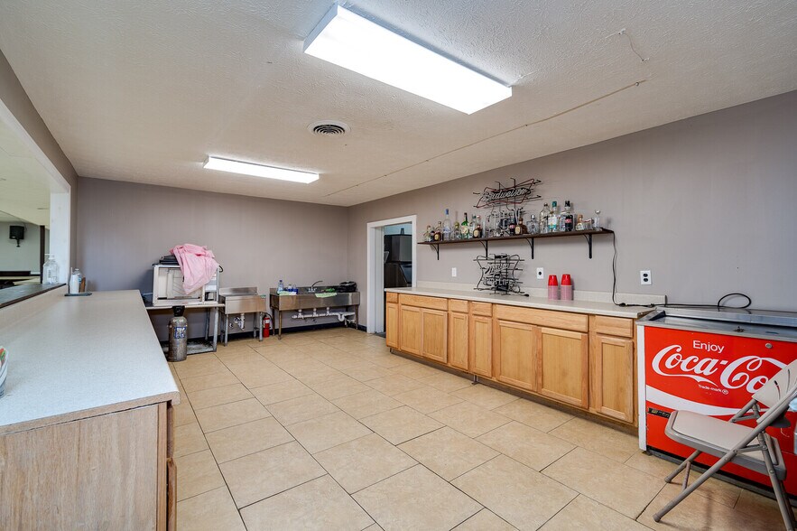 More Photos Of 6962 Coles Rd, Middletown General Retail For Sale