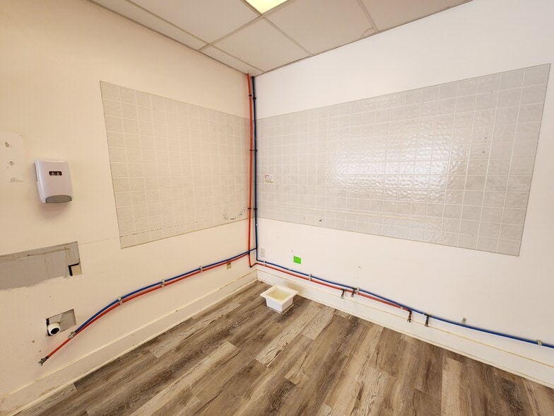 More Photos Of 635 N 9th St, Kalamazoo Freestanding For Lease