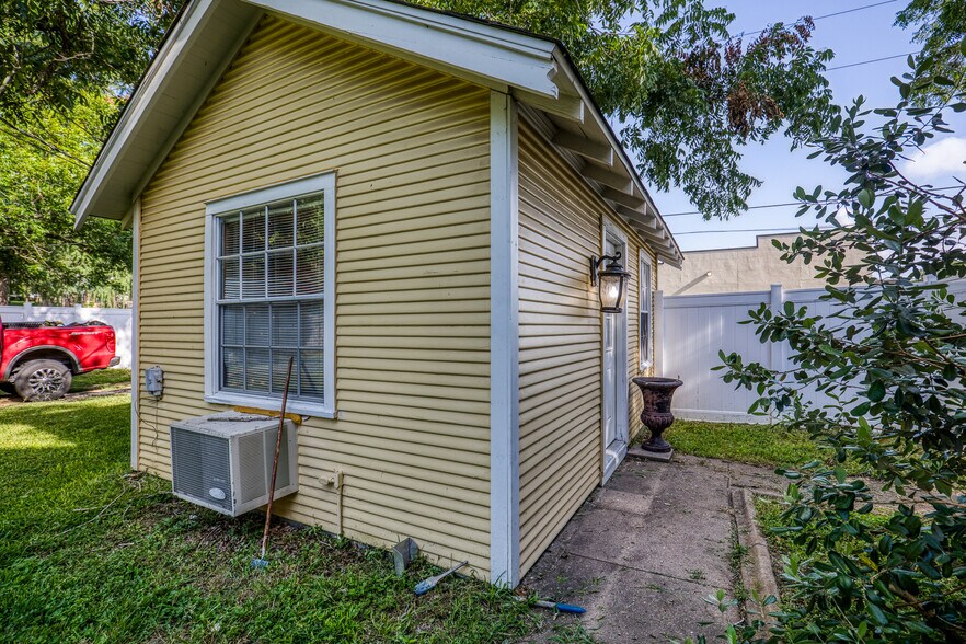 More Photos Of 1600 S Day St, Brenham Medical For Sale