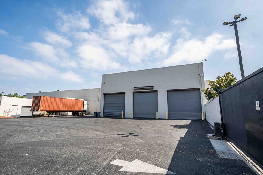 More Photos Of 2001 Saturn St, Monterey Park Light Distribution For Sale