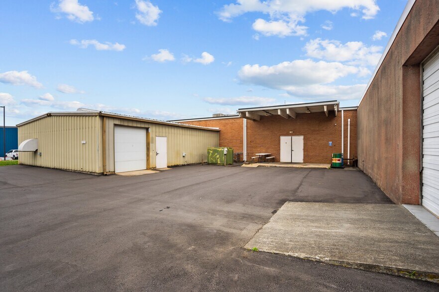 More Photos Of 157 Industrial Dr, King Warehouse For Lease