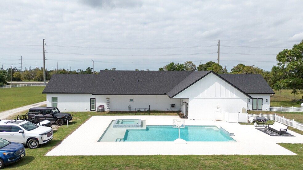 More Photos Of 2400 Lorraine Rd, Sarasota Horse Stables For Sale