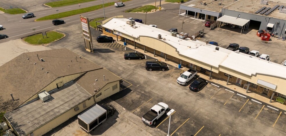 More Photos Of 1305-1331 W 40 Hwy, Blue Springs Unknown For Lease