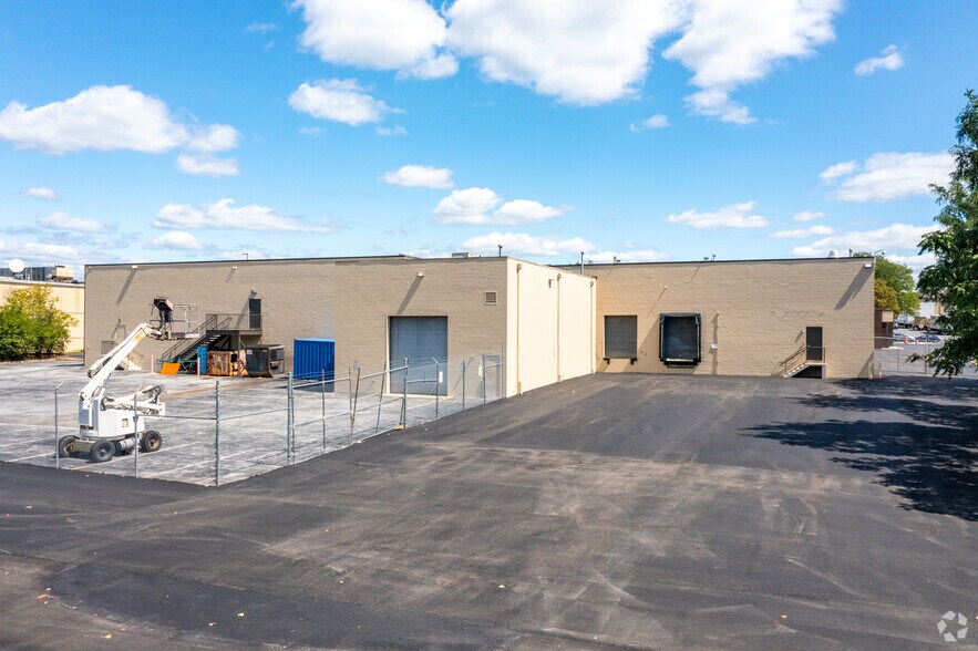 More Photos Of 21-23 W Aylesbury Rd, Timonium Light Distribution For Sale