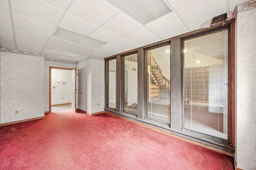 More Photos Of 2000 Green St, Farrell Medical For Sale