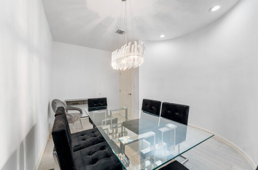 More Photos Of 2711 North Fwy, Houston Medical For Sale