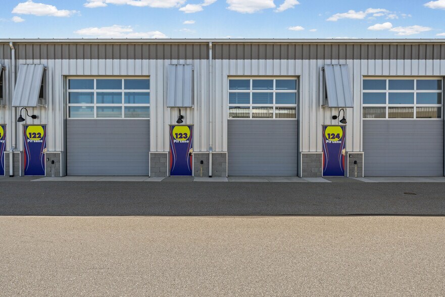 Primary Photo Of 123 Pit Ln, Pontiac Parking Garage For Sale
