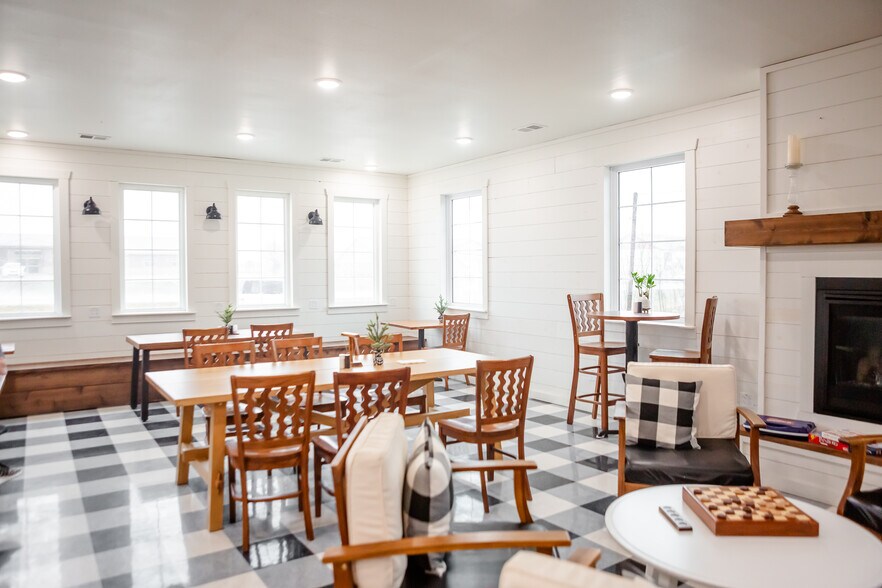 More Photos Of 2015 N Missouri St, Macon Restaurant For Sale