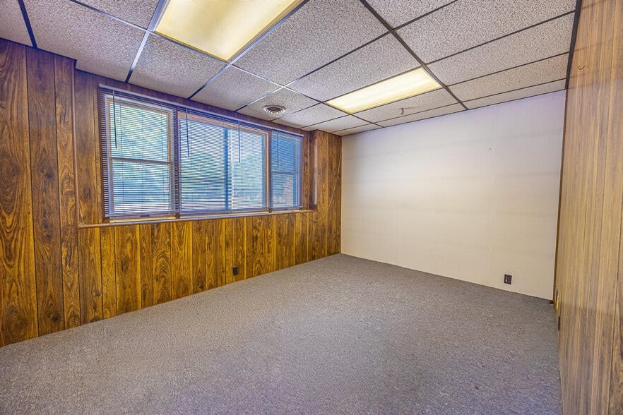More Photos Of 213 W 1st St, Huntingburg Warehouse For Lease